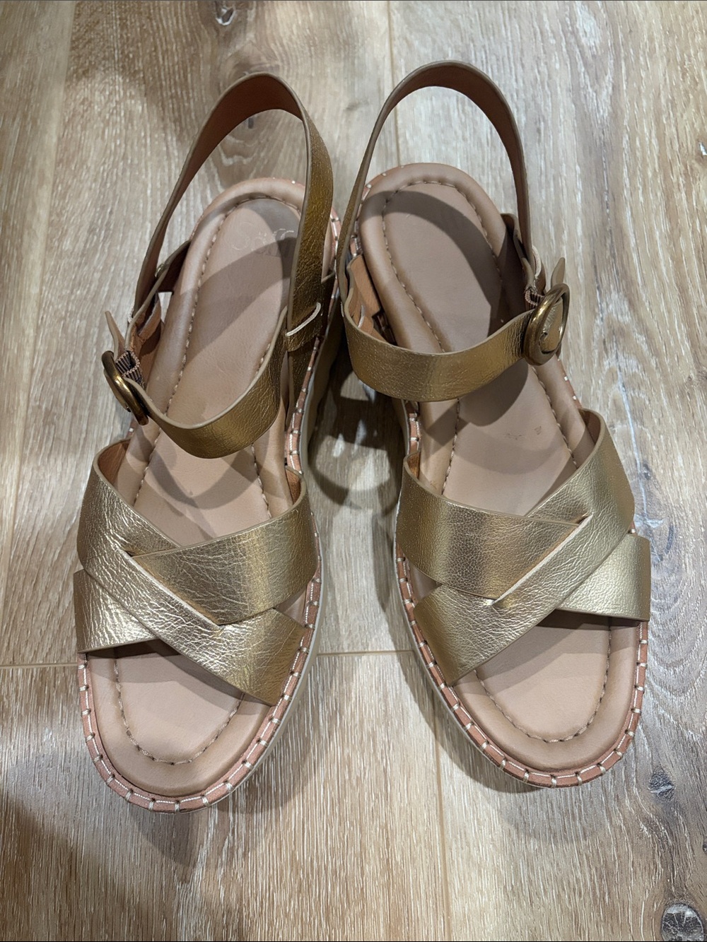 Sofft Women’s Gold Cross Strap Platform Leather Sandals, size 10M